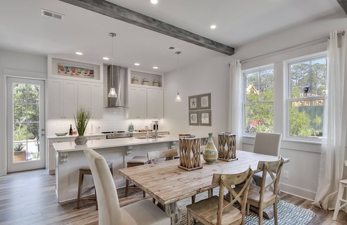 Treetop House | Deluxe Bunk Room. Across from Pool, Close to Beach, Great Kitchen, Bikes