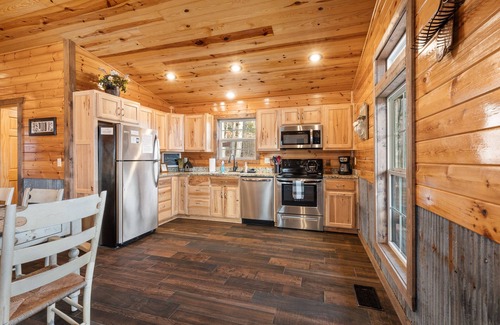 Marble Falls Cabin | Deluxe Cabin w/fireplace. Near Buffalo River, Hiking nearby, WIFI!