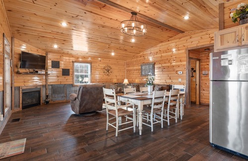 Marble Falls Cabin | Deluxe Cabin w/fireplace. Near Buffalo River, Hiking nearby, WIFI!