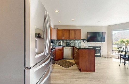 Chelan Condo | Deluxe Condo with WiFi, Lake Views, Shared Pool, & Nearby Beach