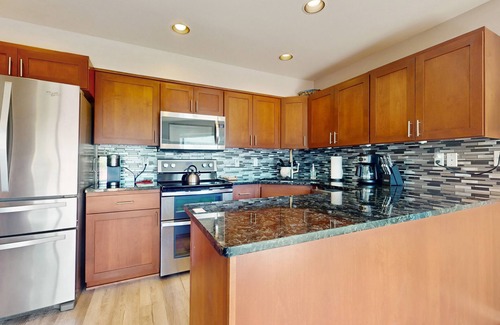 Chelan Condo | Deluxe Condo with WiFi, Lake Views, Shared Pool, & Nearby Beach