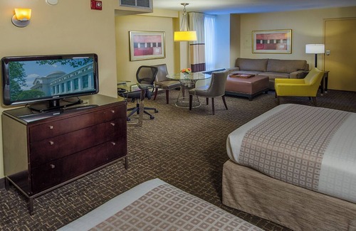 Dupont Circle Hotel | Deluxe Double Double Room at Beacon Hotel & Corporate Quarters