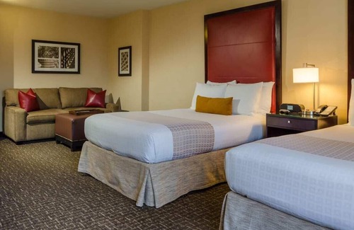Dupont Circle Hotel | Deluxe Double Double Room at Beacon Hotel & Corporate Quarters