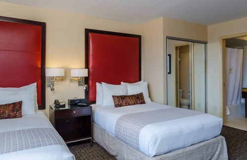 Dupont Circle Hotel | Deluxe Double Double Room at Beacon Hotel & Corporate Quarters