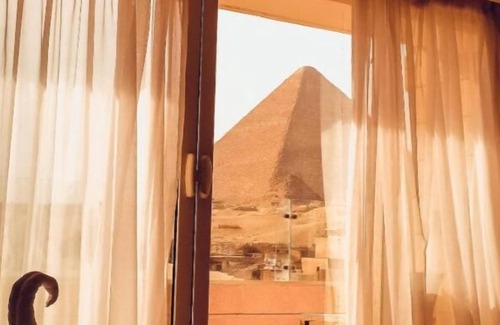 Al Manial Apartment | Deluxe Double or Twin Room Window Pyramids View
