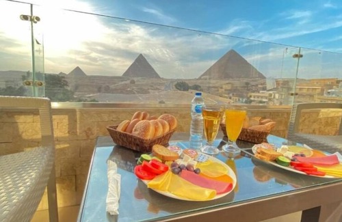 Al Manial Apartment | Deluxe Double or Twin Room Window Pyramids View