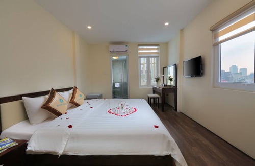 Hoan Kiem Hotel | Deluxe Double room in the heart of the old quarter