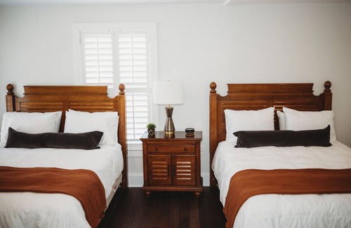 Downtown Hotel | Deluxe Guestroom-2 Queens · The Jefferson Inn Rm. 14