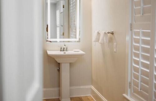 Downtown Hotel | Deluxe Guestroom-2 Queens · The Jefferson Inn Rm. 14