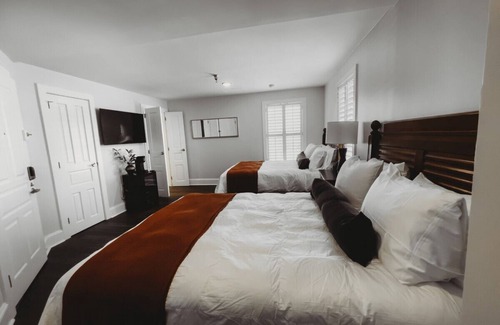 Downtown Hotel | Deluxe Guestroom-2 Queens · The Jefferson Inn Rm. 14