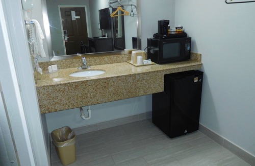 Stamford Hotel | Deluxe Inn Motel