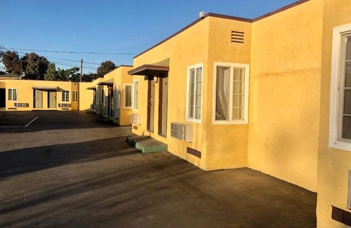 Pomona Hotel | Deluxe Inn