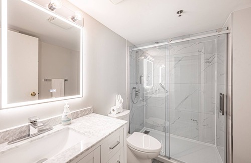 Saint-Sauveur House | Deluxe King bed in Saint-Sauveur