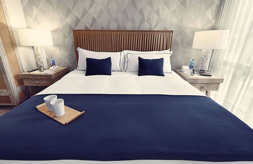 Financial District Hotel | Deluxe King Bedded Room at The Artezen Hotel