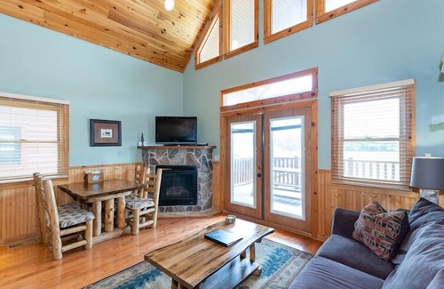 Vonore Cabin | Deluxe Lakefront Cabin