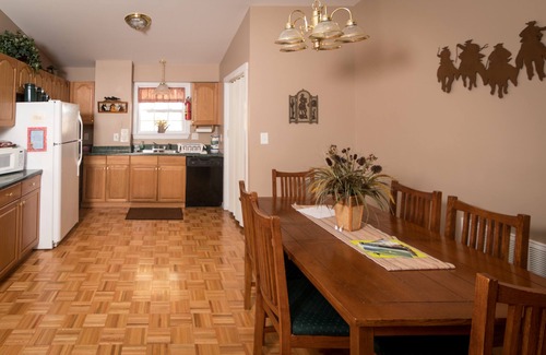 Stanley Cabin | DELUXE Lodge Cabin – Sleeps up to 8, with Mountain Views & River Access!