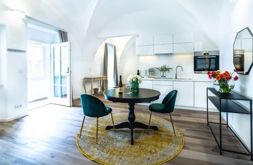 Krems an der Donau Apartment | Deluxe Loft with King Bed & private parking in the old town of Krems