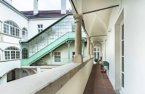 Krems an der Donau Apartment | Deluxe Loft with King Bed & private parking in the old town of Krems