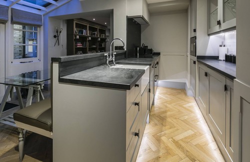 City of Westminster Apartment | Deluxe Lower Ground Mayfair Home by Oxford Street