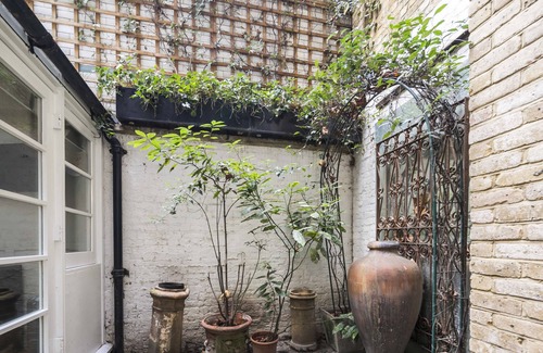 City of Westminster Apartment | Deluxe Lower Ground Mayfair Home by Oxford Street