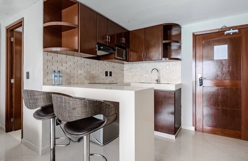 Punta Cancun Apartment | Deluxe ocean view with kitchenette at Hotel Ocean Dream Cancun