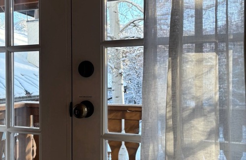 Aspen House | Deluxe private townhome minutes walk to Aspen Mountain skiing and downtown!