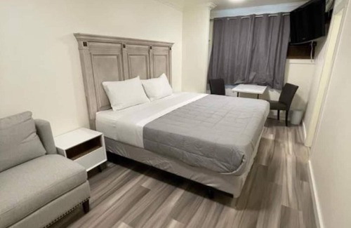 East Kootenay House | Deluxe Queen Room in Wonderous Radium