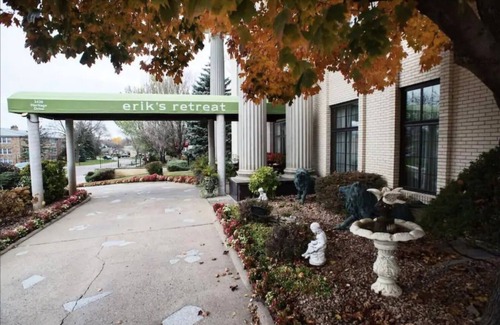 Southwest Minneapolis Apartment | Deluxe Queen Room in Minneapolis Boutique Hotel