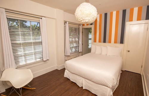 Civic Center Hotel | Deluxe Queen Room with View and Ensuite Bath