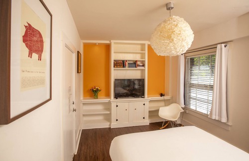 Civic Center Hotel | Deluxe Queen Room with View and Ensuite Bath