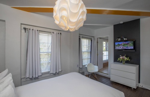 Civic Center Hotel | Deluxe Queen Room with View and Ensuite Bath