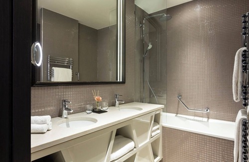 Chaillot Apartment | Deluxe Room In the Heart Of Tour Eiffel Paris