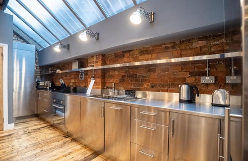Bethnal Green Apartment | Deluxe Rustic Style Two Bedroom Bethnal Green - Yard View