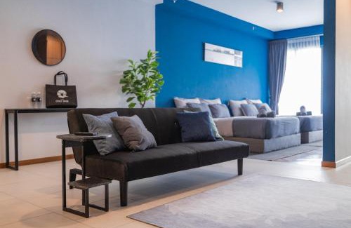 Tanjung Bungah Apartment | Deluxe Seaview Suite Twin Bed by The Only Bnb