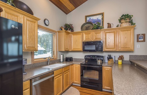 Big Horn House | Deluxe Ski-In/Out Home! Walking Distance to Resort ! Cozy Fireplace!