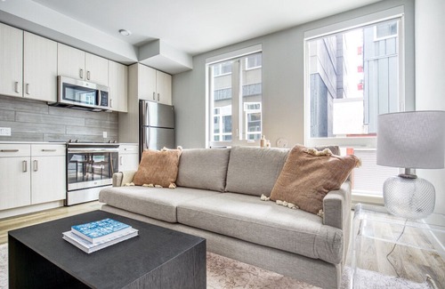 South Lake Union Apartment | Deluxe South Lake Union 1BR w/Gym, W/D, Space Needle view, by Blueground