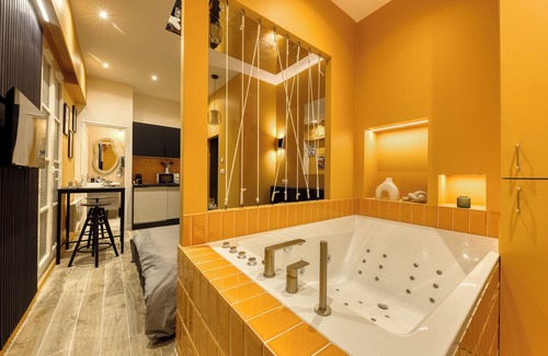 Melun Apartment | Deluxe SPA suite: caramel sweetness
