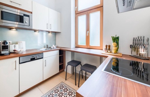 Krems an der Donau Apartment | Deluxe studio with king size bed and parking in Krems city