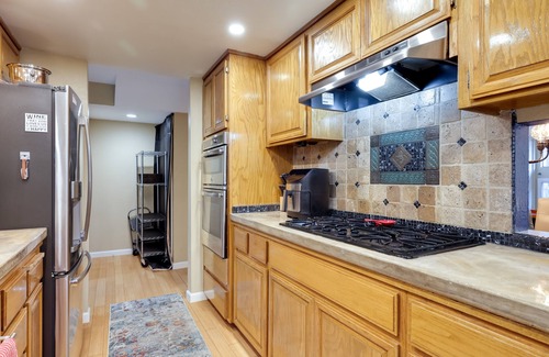 Modesto House | Deluxe Townhome w/Deck, 2 Mi to Downtown Modesto!