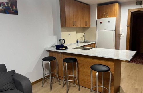 Pendik Apartment | Deluxe Triple Room- 5 min to Airport. 2 min to Shopping Mall.