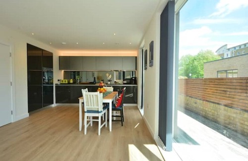 London Borough of Hounslow Apartment | Deluxe Two-Bedroom & Free WI-Fi, Kew Gardens