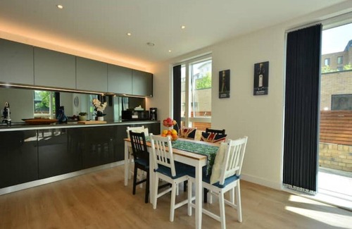 London Borough of Hounslow Apartment | Deluxe Two-Bedroom & Free WI-Fi, Kew Gardens