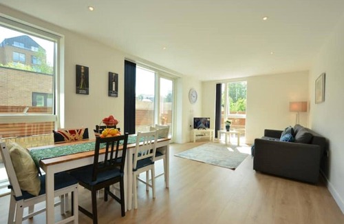 London Borough of Hounslow Apartment | Deluxe Two-Bedroom & Free WI-Fi, Kew Gardens