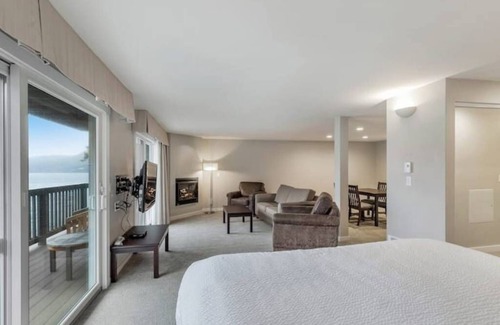 Rosario Hotel | Deluxe Waterfront King Living Room Ocean Views