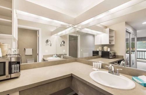 Rosario Hotel | Deluxe Waterfront King Living Room Ocean Views