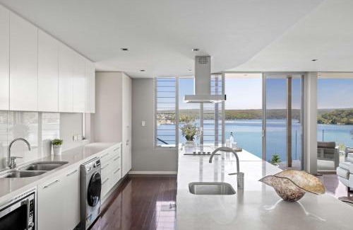 Caringbah South House | Deluxe Waterfront Queen Room in Caringbah South - Gorgeous Views All Around - Shared Bathroom