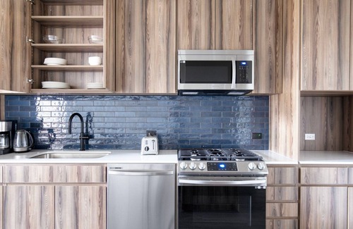 Near West Side Apartment | Deluxe West Loop 1BR w/Rooftop, Gym & Grills, nr Park, by Blueground