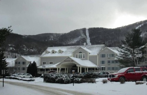 Hancock Apartment | Deluxe Yeti Suite on Jiminy Mtn -1st Flr Sleeps 4 - New Fully Redone Country Inn