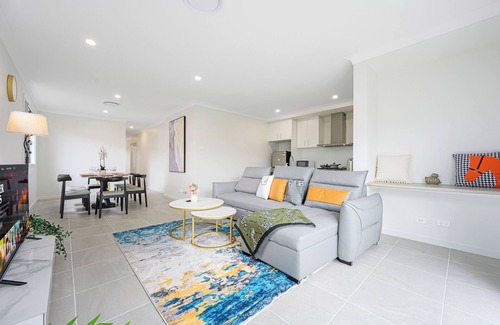 Denham Court House | Denham Court 4Br with Central AC & WiFi near Coles