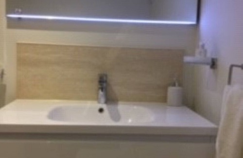 York House | DENNINGTON APARTMENTS, 4 YORK CITY CENTRE APARTMENTS (NEWLY REFURBED FOR 2019)